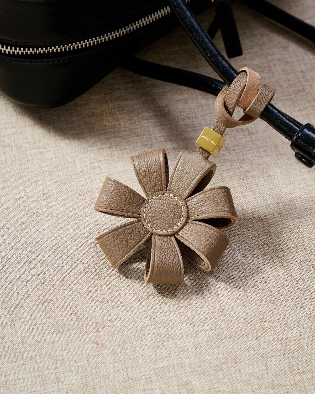 DAISY BAG CHARM